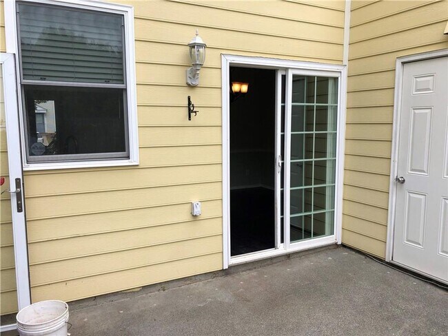 Building Photo - 2 Bed/2.5 Bath townhome - great Doraville ...