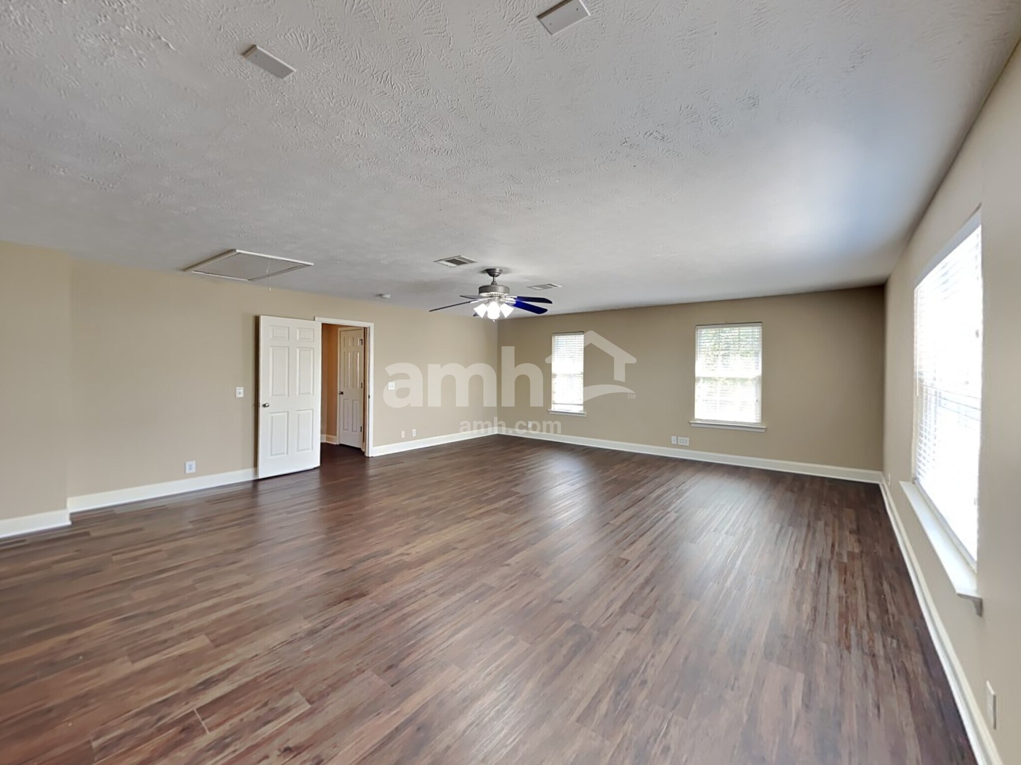 Building Photo - 347 Titans Cir