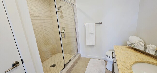 Building Photo - 365 SE 6th Ave