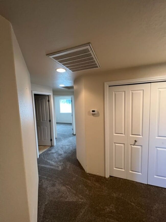 Building Photo - 3 BEDROOM TOWNHOME/ FENCED YARD/ ATTACHED GARAGE