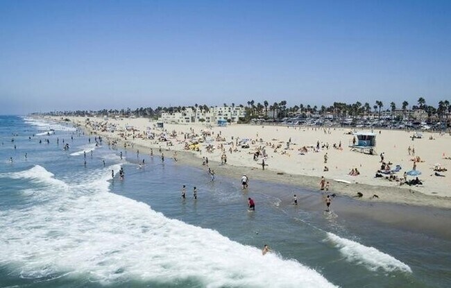 Building Photo - Beautifully Renovated Apartment Steps to the Beach - Washer/Dryer & Refrigerator included!