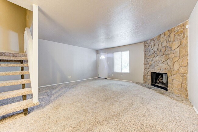 Building Photo - * * * $250 Move-in Special * * * Cute Townhouse in the Heart of Norman, just minutes from OU! * *...