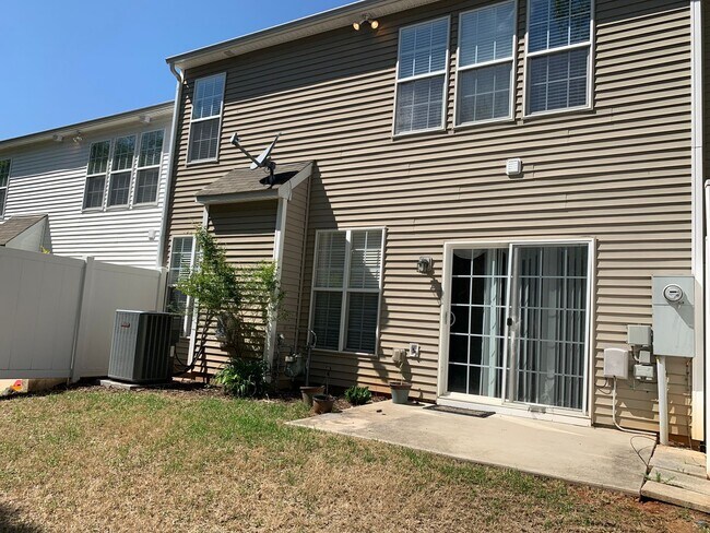 Building Photo - Beautiful Townhome located in the Blakeney...