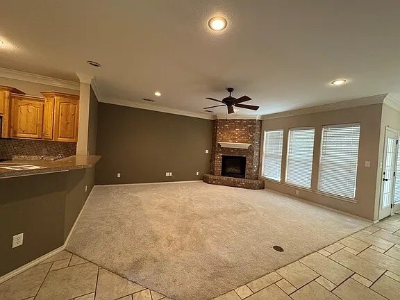 Building Photo - Comfy 3 bd/2 bth home in quiet neighborhood. Walk to the grocery store. 10 minutes to downtown. A...