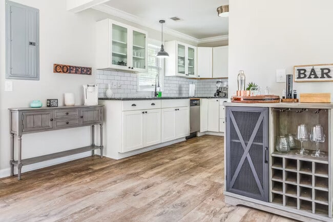 Building Photo - Horne Pl Main House