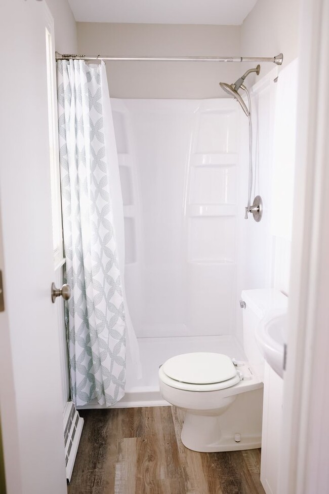 Building Photo - Spacious 3 Bedroom, 2 Bath Duplex with Att...