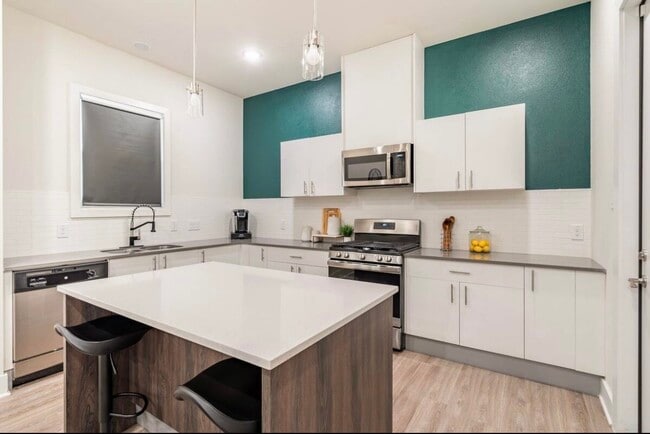 Building Photo - 10211 Las Nubes Ave