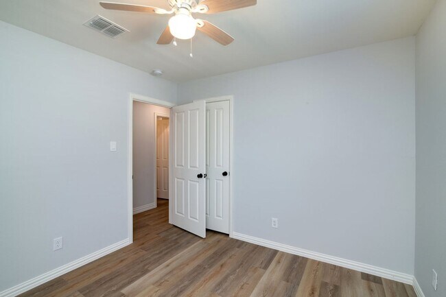 Building Photo - AVAILABLE NOW! GORGEOUS 3 BEDROOM HOME!