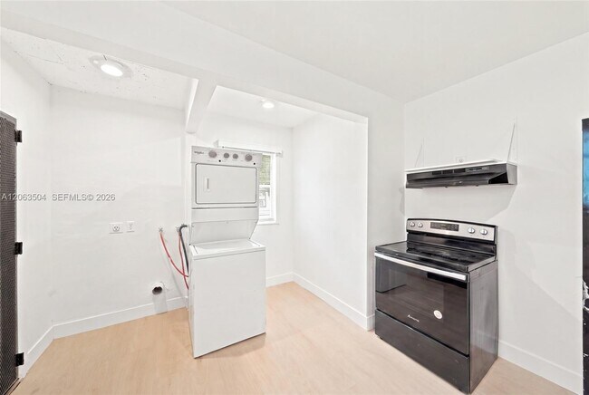 Building Photo - 119 NE 56th St
