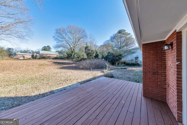 Building Photo - 909 Rosedale Dr