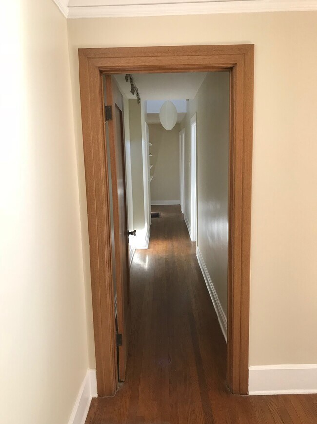 LIVING_ROOM_HALLWAY - 1026 Havenhurst Dr
