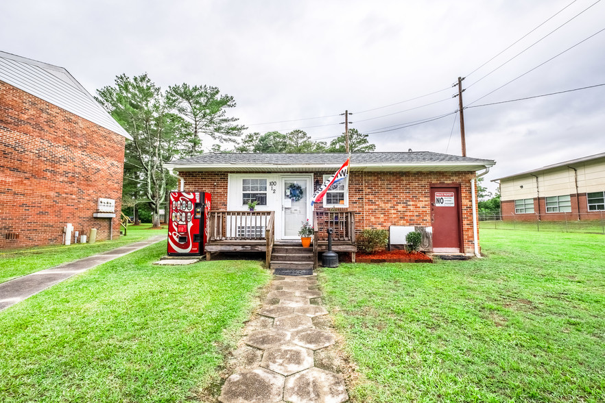 Building Photo - Wingate Townhouse Apartments