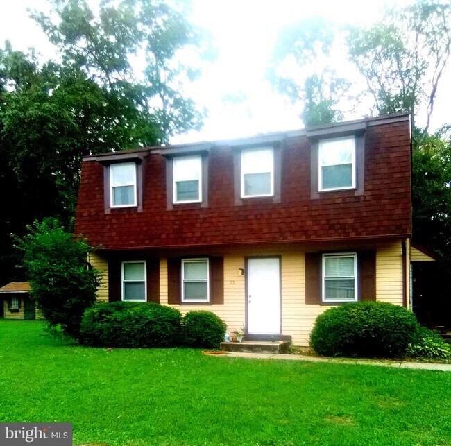 Building Photo - 25-26 Deedre Ln-