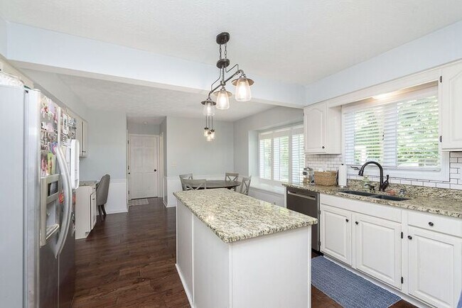 Building Photo - Lovely 4 Bedroom 2 Bath Home in Carmel!