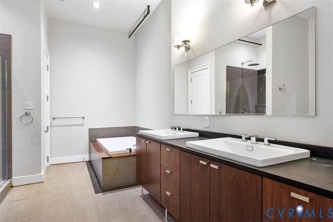 Building Photo - 105 E Broad St