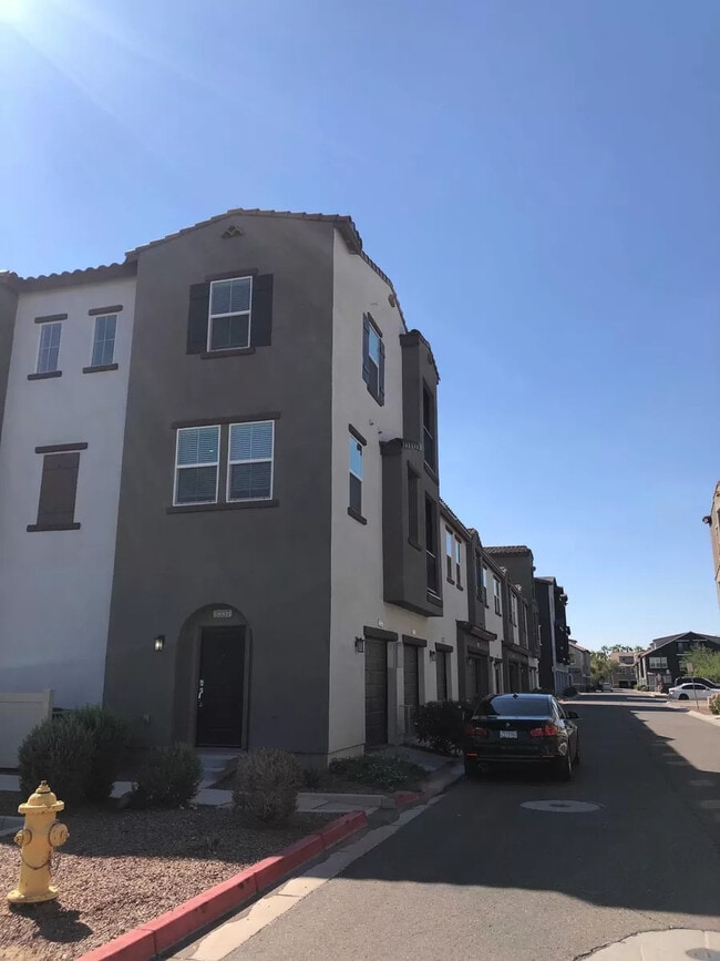 Building Photo - 2337 E Huntington Dr