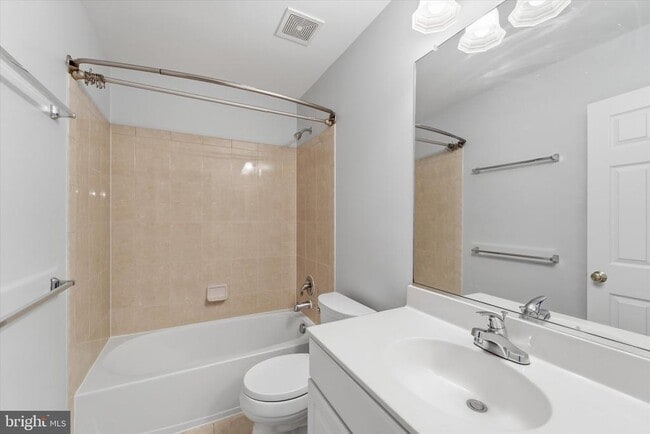 Building Photo - 2425 Huntington Park Dr