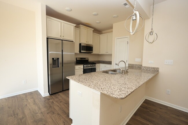 Building Photo - Beautiful townhome in desirable Terrell Community