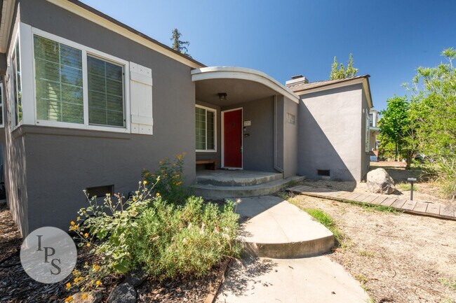 Building Photo - Beautifully Updated Fresno High Home - Walkable to Gazebo Gardens, 3BR/1BA, Partially Furnished