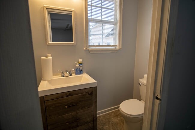 Building Photo - 822 Winnetka Ave