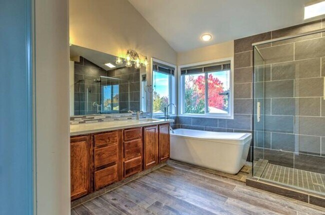 Building Photo - Felida Gem... 4 bedroom, 2.5 bath availabl...