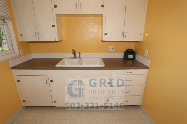 Building Photo - Beautiful, Spacious 3 Bedroom - Foster-Powell Neighborhood
