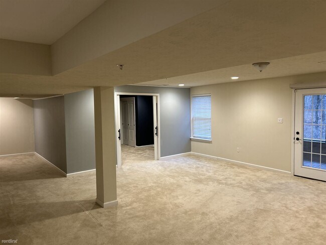 Building Photo - 4 br, 3.5 bath Townhome - 120 Robert Street