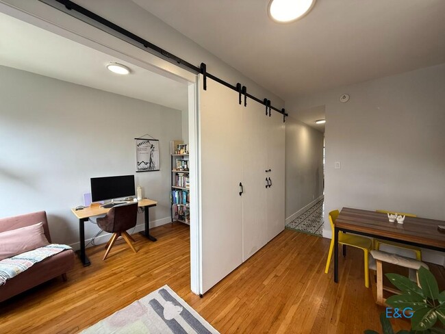 Building Photo - Top Level 3 BR Townhouse Custom Apt.  with...