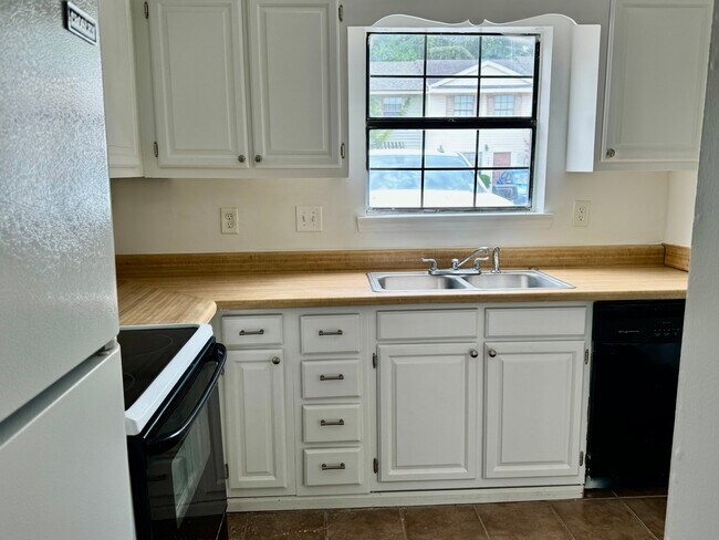 Building Photo - 127 E Pamela Dr