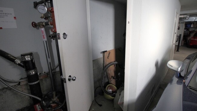 Building Photo - Best deal in the Dogpatch! Spacious top floor 2 bedroom loft. Plenty of natural light and up to d...