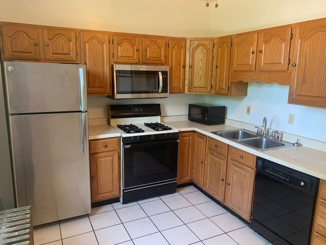 Building Photo - Spacious Two Story duplex on Walnut Street!