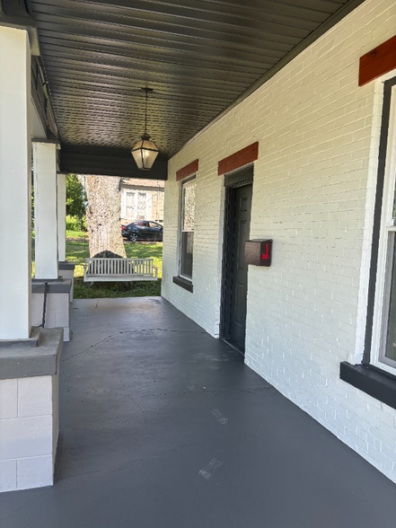 Building Photo - 321 E Main St