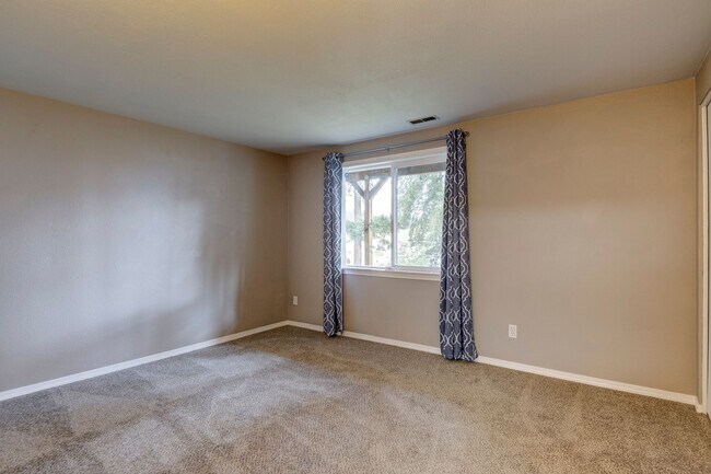 Building Photo - 3 Bed 2.5 Bath Home with a View!