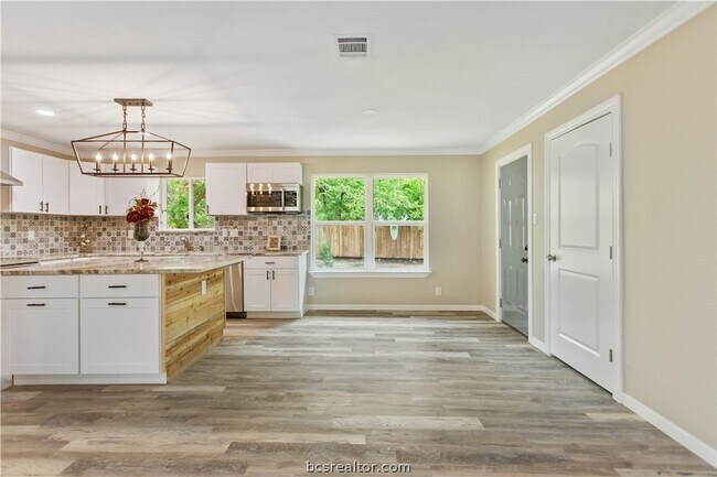 Building Photo - 904 Westview Cir