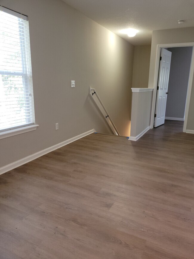 Building Photo - 301 Cherry Way