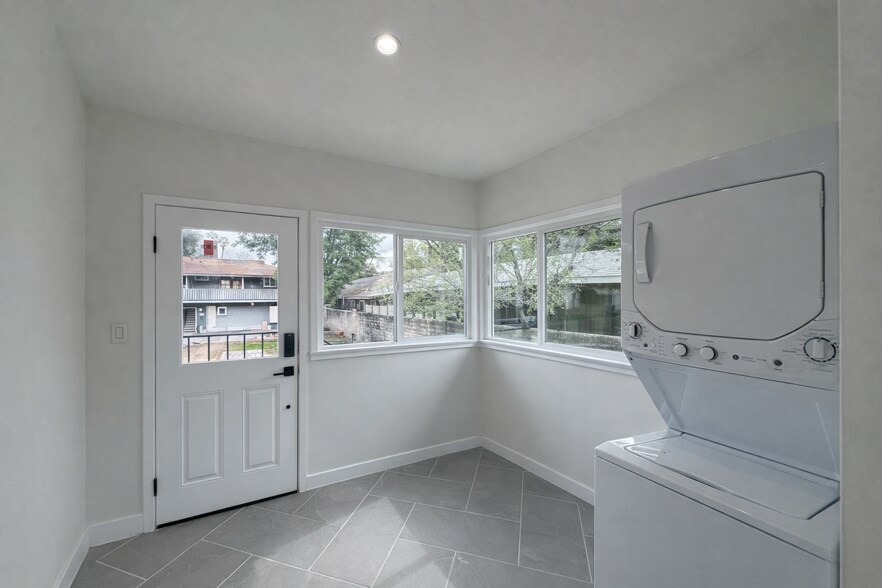 Building Photo - 582 N Oakland Ave