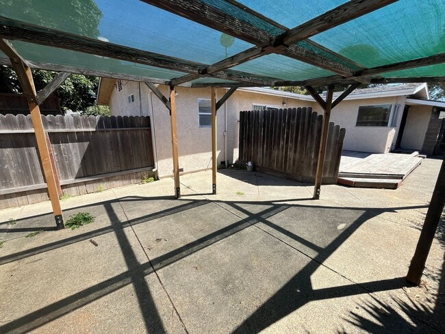 Building Photo - 215 S D St