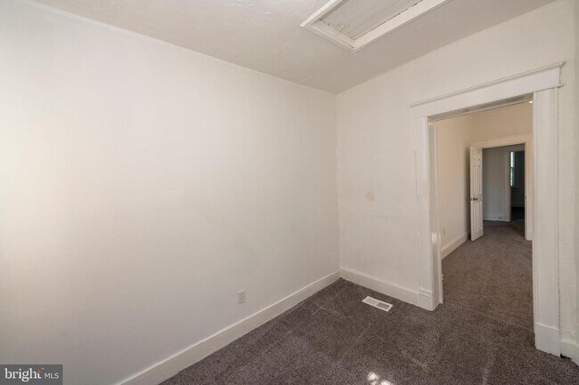 Building Photo - 3317 W Garrison Ave