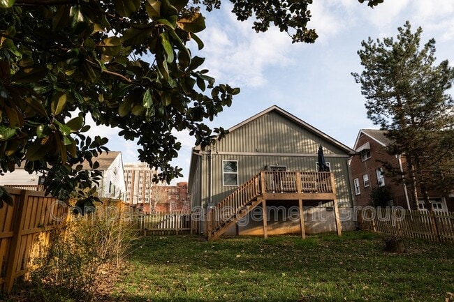 Building Photo - 933 E Churchwell Ave