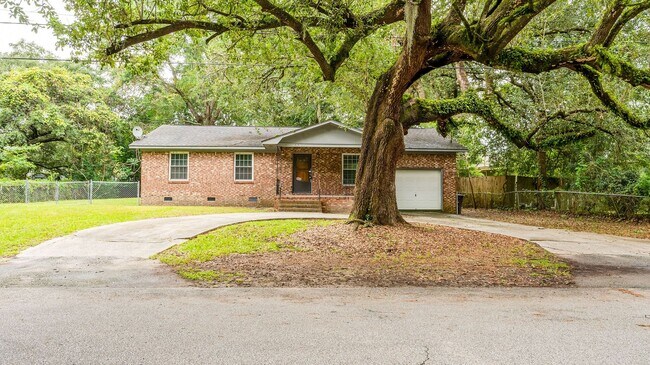 Building Photo - 3 Bedroom 1.5 Bath House in Hobcaw Point - Mount Pleasant