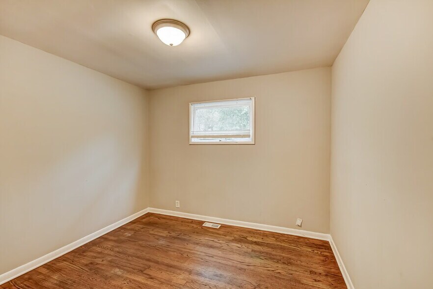 Building Photo - 909 Winchester Dr