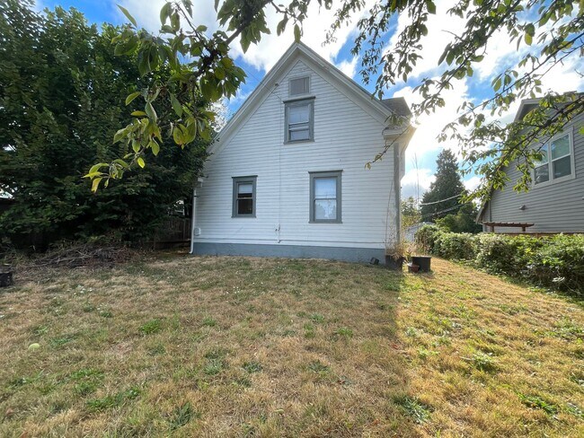 Building Photo - 4507 N Gantenbein Ave