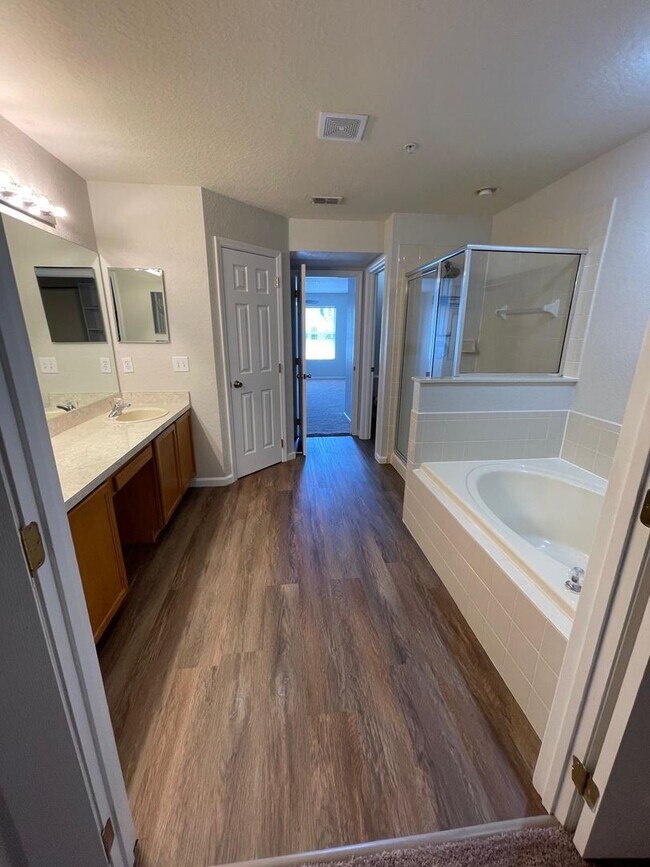 Building Photo - Spacious 3 bedroom, 2.5 bath townhouse in ...