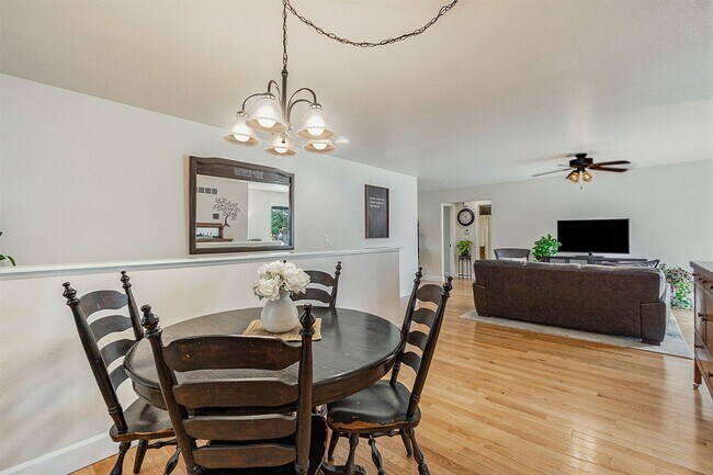 Building Photo - Gorgeous 6 Bedroom/3.5 Bathroom Home!