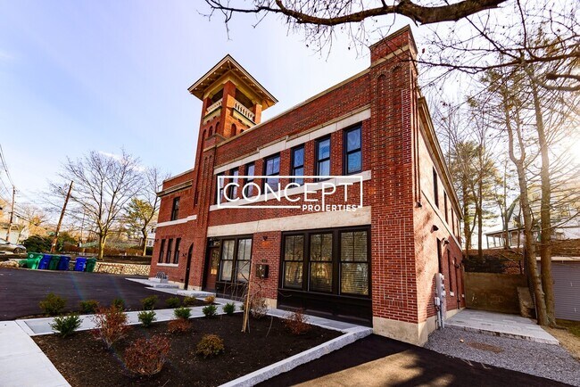 Building Photo - 2042-2044 Beacon St