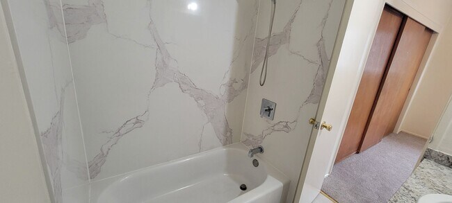 Building Photo - This is a great 1-bdr right in the heart o...