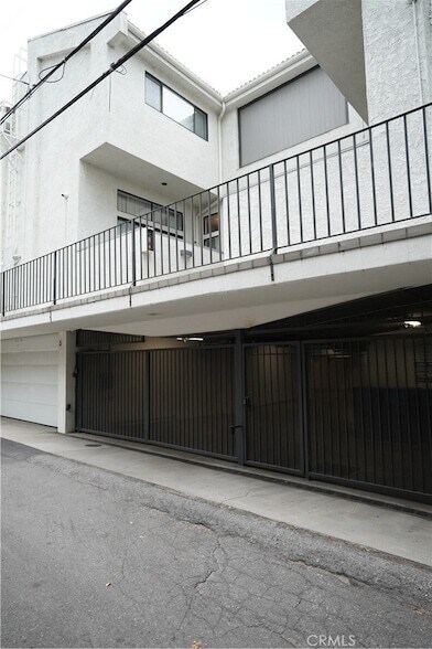 Building Photo - 14025 Riverside Dr