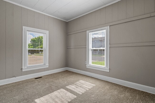 Building Photo - UNCG area with 3 bedrooms and 1 bath, Cent...