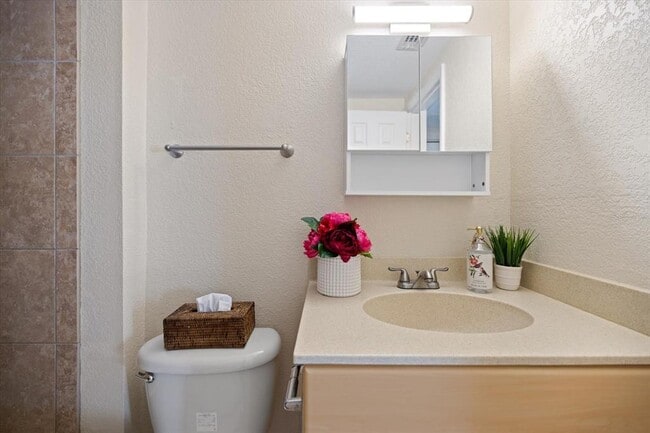 Building Photo - 960 Highland St