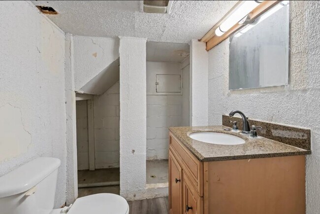 Building Photo - 409 N Temple Ave